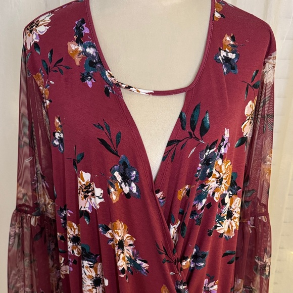 Elegant Floral Women's Blouse in Burgundy - Picture 3 of 6